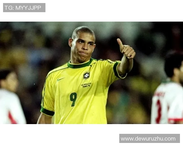 黑白画面中的传奇足迹猜球星系列揭开世界足球巨星的神秘面纱